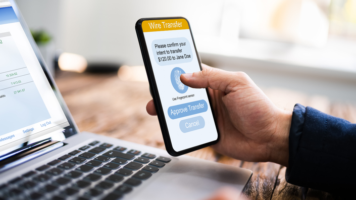 uma pessoa configurando autenticação em duas etapas em um smartphone.