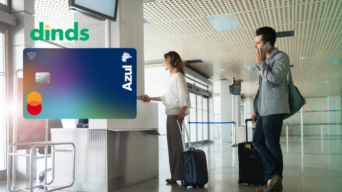 mulher com mala mostra passagem para funcionaria de aeroporto e homem com mala espera a sua vez com cartão azul itaucard ao lado