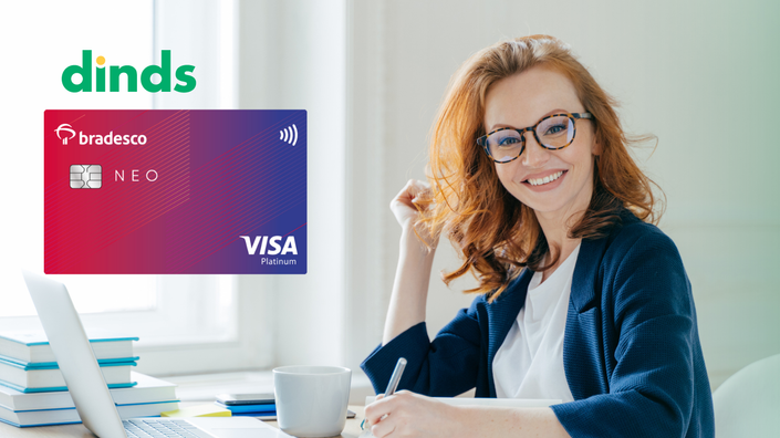 mulher terno com cartão bradesco neo ao lado