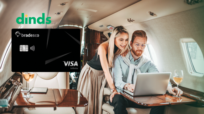 casal cabine avião com cartão bradesco visa infinite ao lado