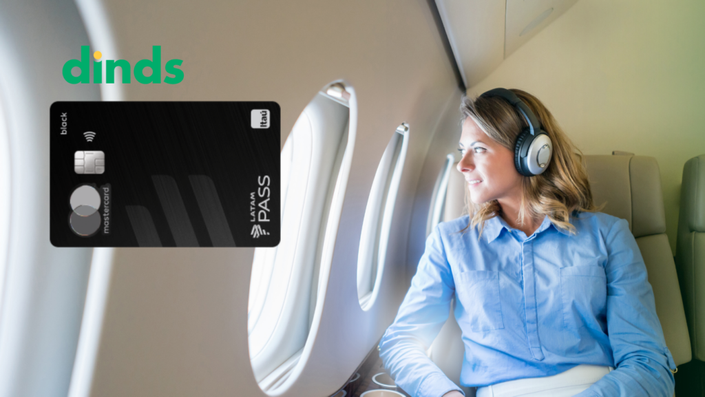 mulher com fone sentada em poltrona de avião com cartão latam pass itaucard black