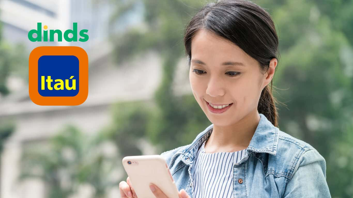 mulher sorri olhando para tela de celular que segura