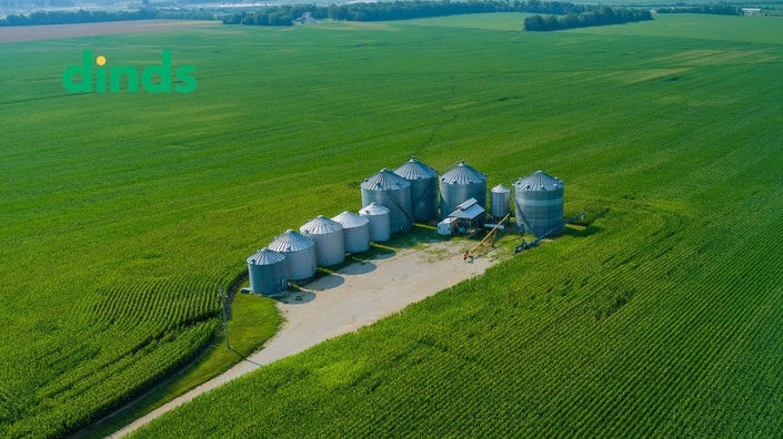 um sitio com vários silos de metal