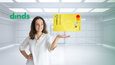 mulher de branco estendendo as mãos para o cartão pré-pago pagbank mastercard