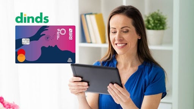 mulher sorrindo enquanto usa tablet para acessar informações sobre o cartão de crédito BRB Mulher focado no empoderamento feminino com o logotipo da Dinds no contexto de finanças e ferramentas digitais
