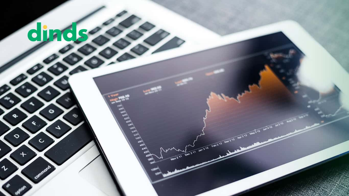 gráfico em tela de tablet em cima de teclado