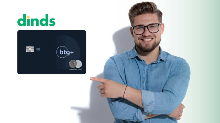 Homem sorridente apontando para o cartão de crédito BTG