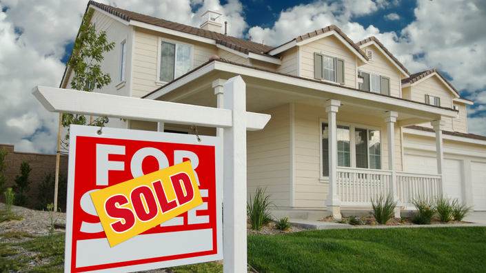 Imóvel com placa de aluguel e venda, destacando o dilema de comprar casa ou alugar.