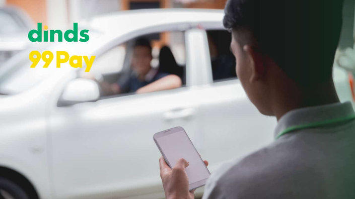 homem com celular olha para carro parado