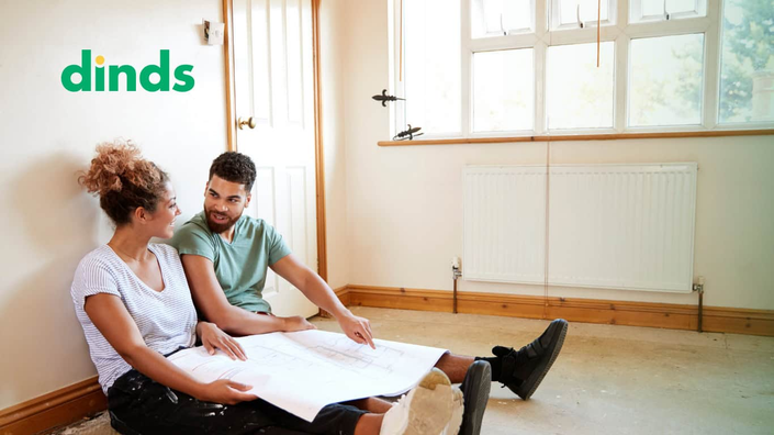 casal sentados com papel no colo