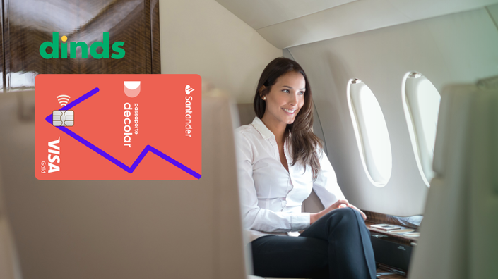 mulher sentada em poltrona sorri olhando pela janela do avião