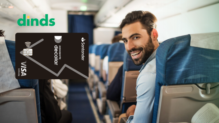 homem sentado em poltrona de avião olha para trás sorrindo