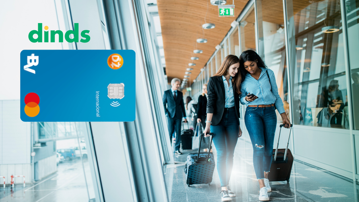 duas mulheres seguram malas em aeroporto com cartão dotz bv internacional ao lado