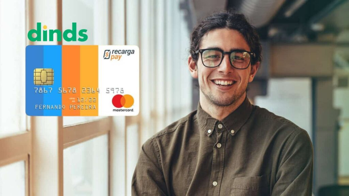 Homem sorrindo com cartão de crédito recarga pay ao lado