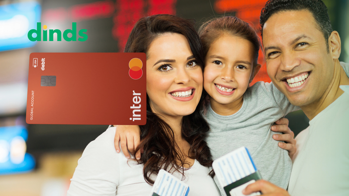 pai mãe e filha sorriem segurando passaporte em aeroporto