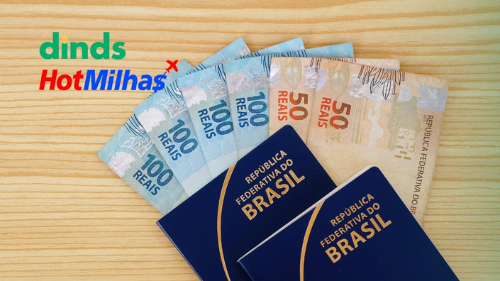 passaportes em cima de notas de dinheiro