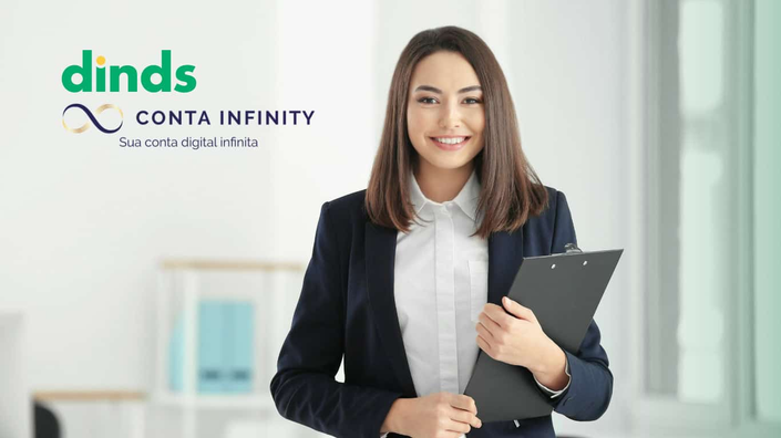 Mulher segurando tablet com logo conta infinity ao lado