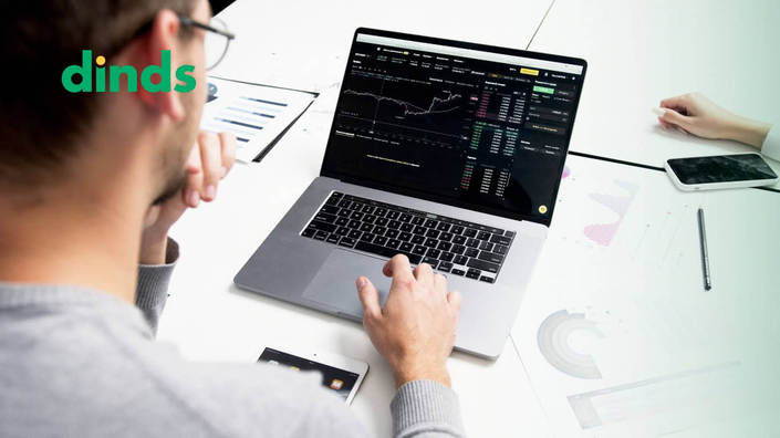 homem analisa gráficos de Investimentos na tela do notebook