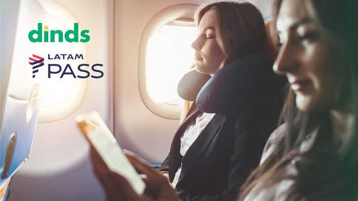 duas mulheres sentadas em poltrona de avião