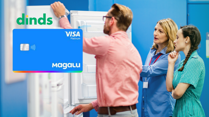 vendedora mostra geladeira para casal com cartão magalu