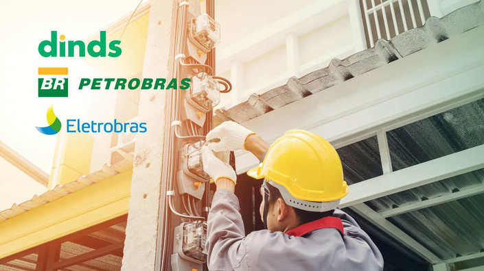 homem equipado mexe em poste de luz