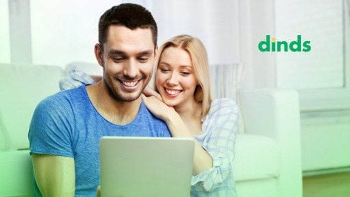 planejamento-financeiro-pessoal-casal-sorrindo-no-computador