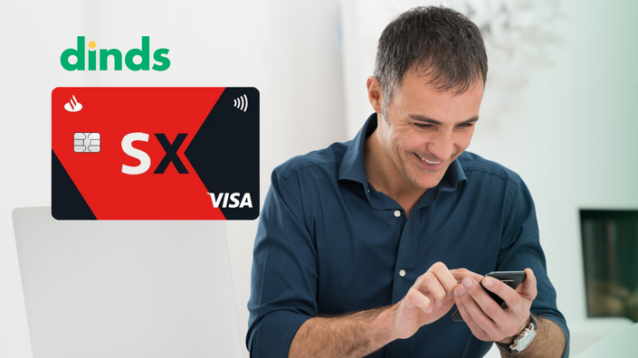 homem sorri mexendo no celular com cartão santander sx