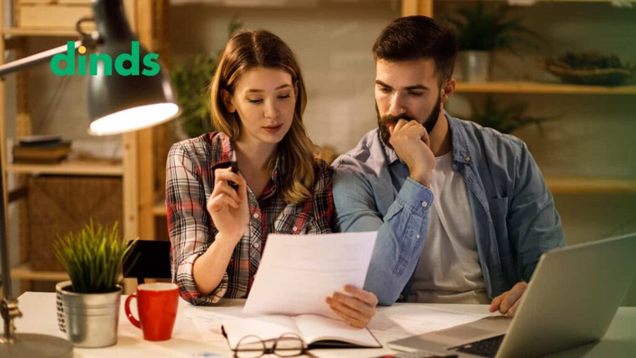 Uma pessoa definindo metas financeiras em um caderno, representando o planejamento necessário para sair das dívidas e manter o controle financeiro.