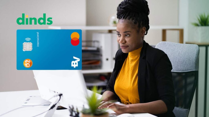 Mulher concentrada usando laptop enquanto solicita o Cartão Dotz BV Internacional através da plataforma Dinds. Cartão ideal para gerenciar finanças com benefícios em recompensas.