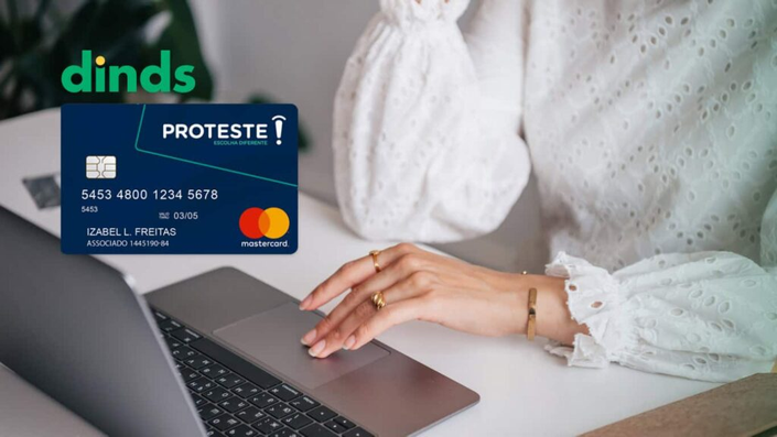 Mulher no computador com cartão proteste ao lado
