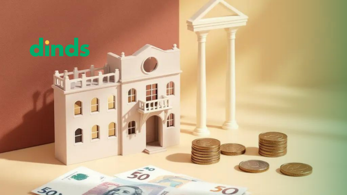 cédulas e moedas ao lado de uma maquete de prédio, simbolizando a relação entre Taxa Selic e financiamentos imobiliários.