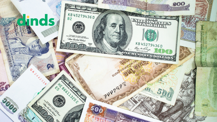 Moedas de diferentes países emergentes e a flutuação de seus valores, destacando o impacto das taxas de juros globais no câmbio.