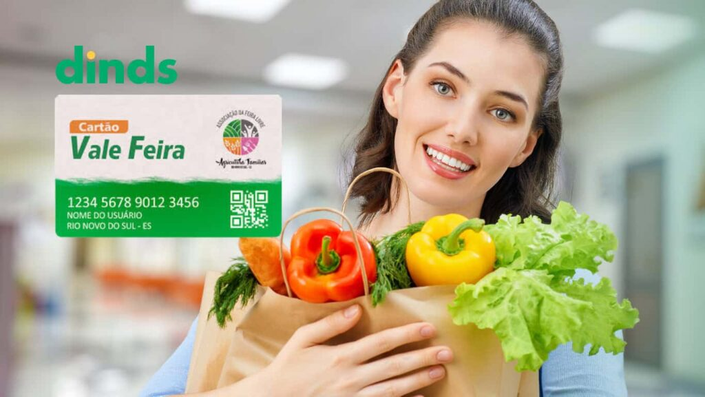 Mulher com sacola de compras de verduras, e ao lado o cartão vale feira