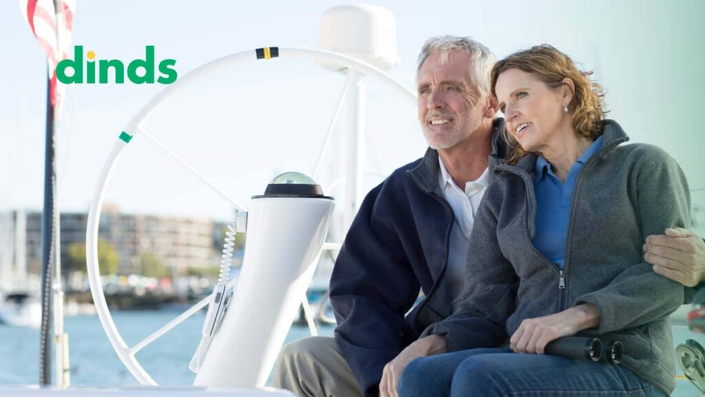 Casal sênior sorrindo sentado no barco