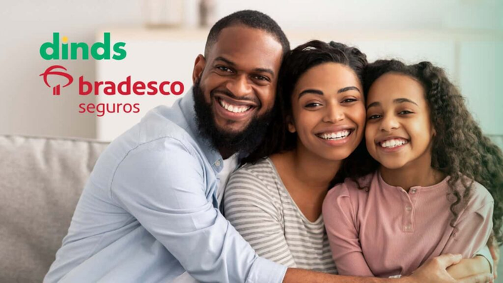 Família sorrindo com logo bradesco seguro ao lado