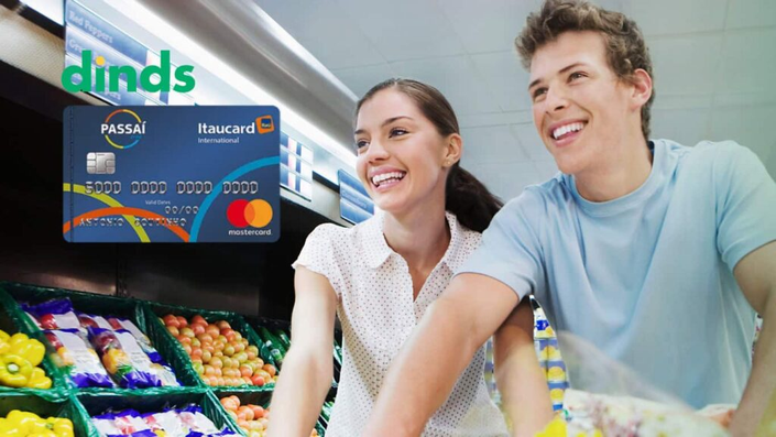 Casal fazendo compras no mercado com cartão de crédio Assaí (Passaí) ao lado