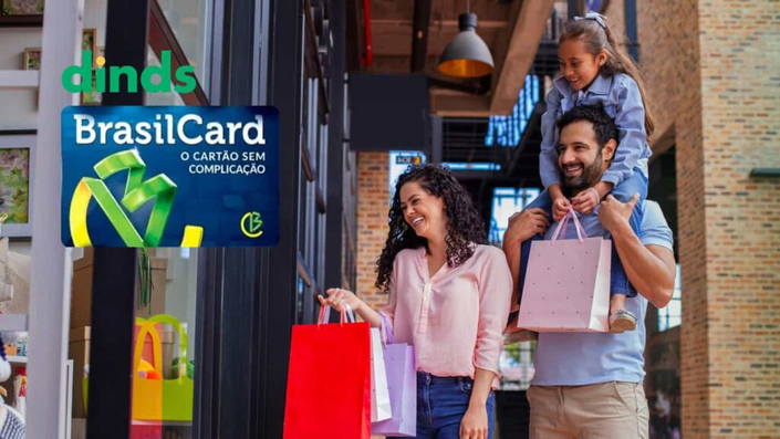 Família sorrindo com sacolas e cartão de crédito brasil card ao lado
