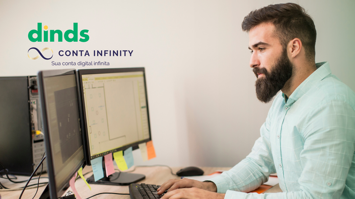 Homem no computador com Cartão de crédito Pré-Pago Infinity
