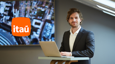 homem em um notebook com o nome do Banco Itaú ao lado