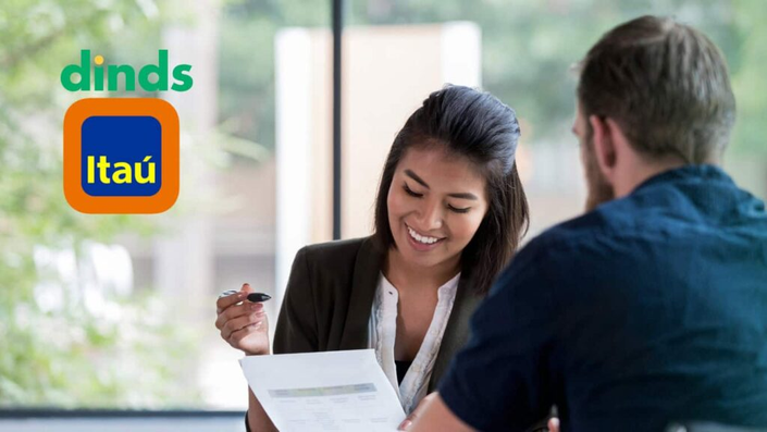 Consultora financeira discutindo opções de empréstimo pessoal Itaú com cliente em reunião, com logotipo Dinds no canto superior esquerdo.