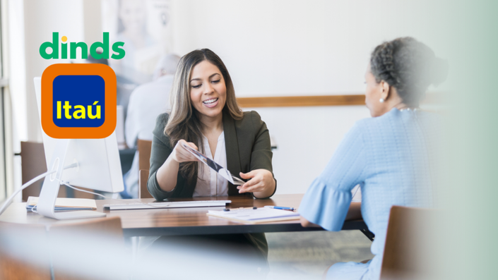 Consultora financeira explicando opções de empréstimo pessoal Itaú para cliente em ambiente de escritório, com logotipo Dinds no canto superior esquerdo.