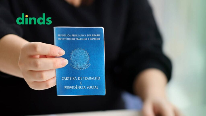 Mulher segurando carteira de trabalho