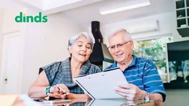 imagem-de-um-casal-sênior-utilizando-um-tablet-para-revisar-e-organizar-suas-finanças-pessoais-com-o-suporte-da-plataforma-Dinds-ideal-para-o-planejamento-financeiro-da-aposentadoria-e-controle-de-despesas