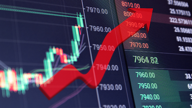 fundo com números e gráficos e uma seta vermelha indicando aumento significativo de prazos no investimento