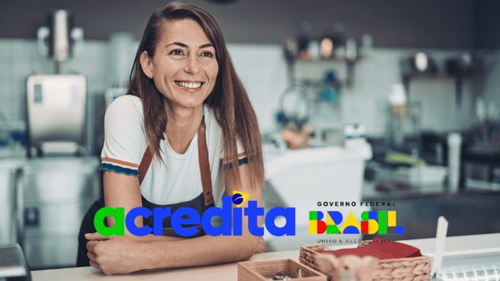 Mulher de avental sorrindo para o acredita - governo federal
