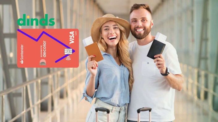 Casal sorridente com passaportes no aeroporto, ao lado da imagem do cartão Santander Decolar Visa Gold e logo do Dinds.