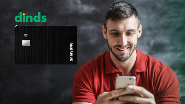 Homem sorrindo com celular sansung e ao lado, cartão de crédito sansung