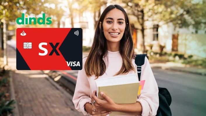 Mulher com mochila sorrindo e cartão de crédito sx ao lado